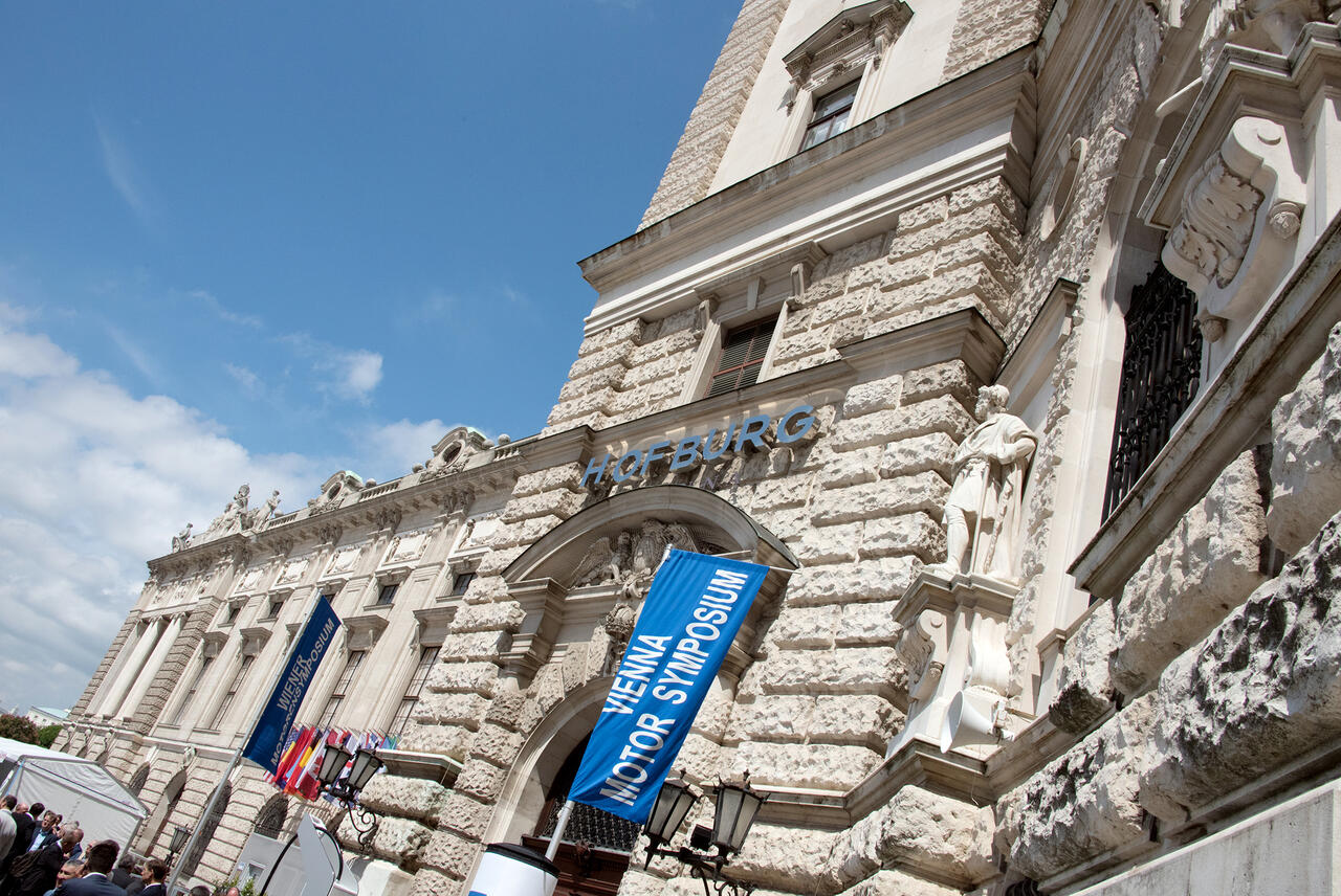Die Hofburg mit Flaggen des Wiener Motorensymposiums