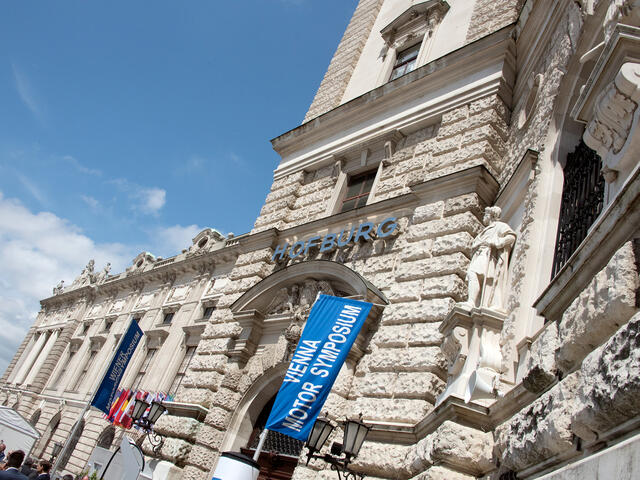 Die Hofburg mit Flaggen des Wiener Motorensymposiums